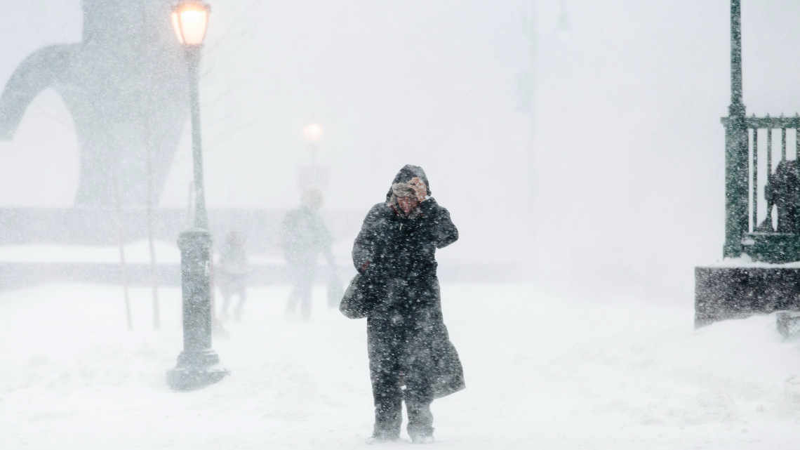 New York, 2018. január 4.Gyalogos a sűrű hóesésben New Yorkban 2018. január 4-én. Az Egyesült Államokban utoljára egy évszázada tapasztalt hideghullám főként az ország középnyugati részét és a keleti partvidéket sújtja. A tartósan fagypont alatti hőmérséklet eddig tizenegy halálos áldozatot szedett Wisconsin, Észak-Dakota, Missouri és Texas szövetségi államokban. (MTI/EPA/Alba Vigaray)