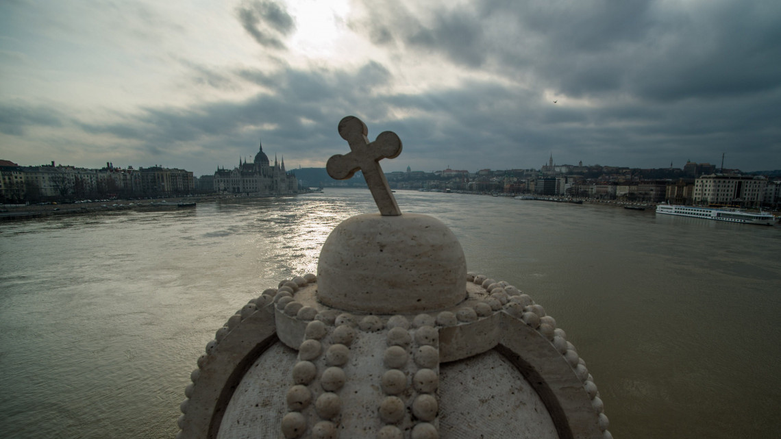 A Duna fővárosi szakasza 463 centiméter körüli vízállásnál 2018. január 10-én. Az előtérben a Margit híd egyik kődísze.