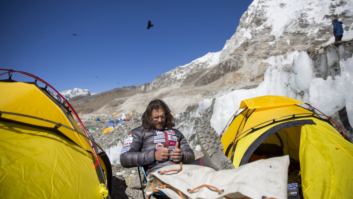 Klein Dávid hegymászó, a Magyar Everest Expedíció 2017 tagja az Everest alaptáborban 2017. április 8-án. Az expedíció célja a Föld legmagasabb csúcsa, a 8848 méter magas Mount Everest (Csomolungma) elérése oxigénpalack nélkül, elsőként a magyar expedíciós hegymászás történetében.