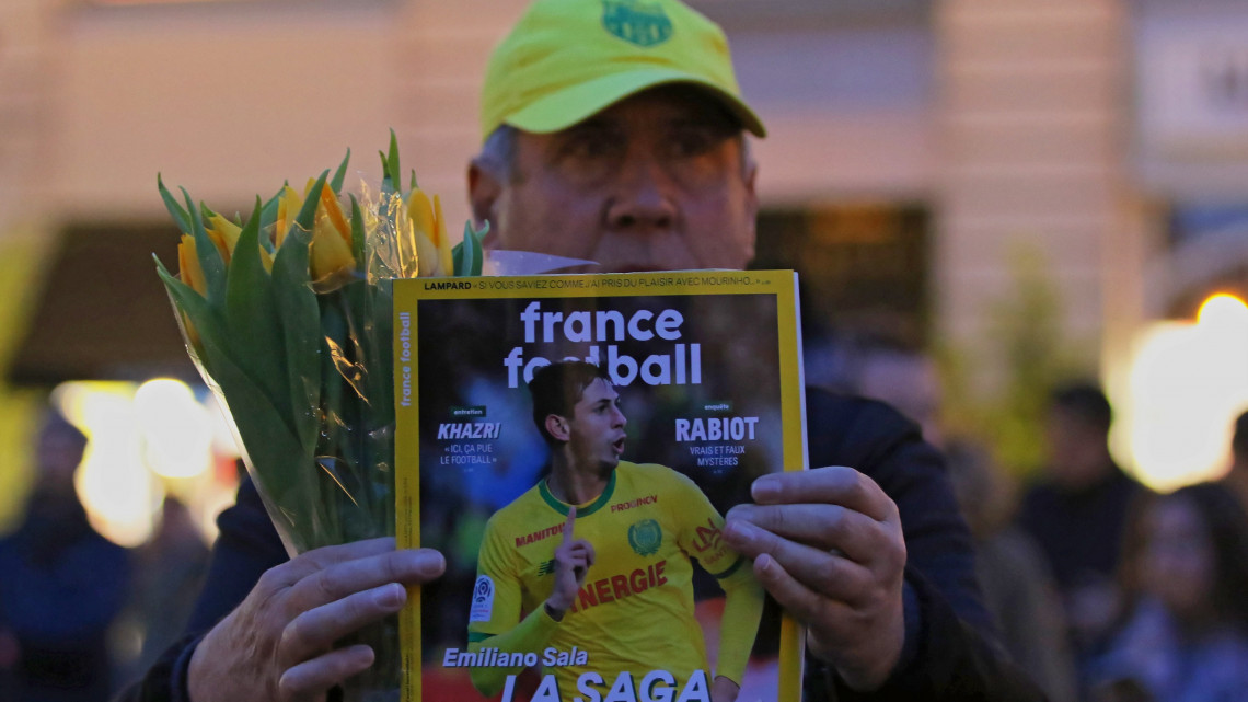 Szurkoló az Emiliano Sala emlékére rendezett virrasztáson Nantes-ban 2019. január 22-én. Az FC Nantes argentin játékosa a La Manche-csatorna felett január 21-én este eltűnt kisrepülőgép fedélzetén utazott. Mentőhajók és helikopterek indultak útnak, hogy átvizsgálják a Guernsey-sziget környékét, ám négy órával később fel kellett függeszteniük a keresést az időjárási körülmények romlása miatt. A 28 éves argentin támadó az idény korábbi részében az FC Nantes csapatában szerepelt, januárban igazolt a Cardiff Cityhez.