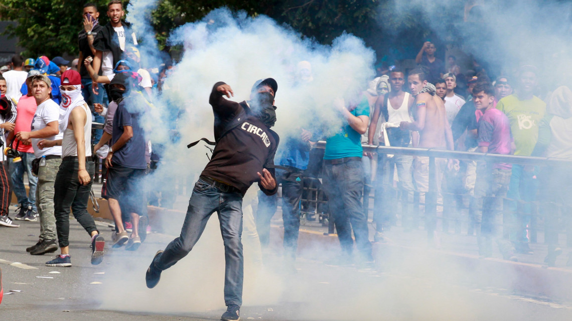 Kormányellenes tüntetők és rohamrendőrök összecsapása Caracasban 2019. január 23-án. Ezen a napon százezrek vonultak utcára Venezuela több nagyvárosában, követelve Nicolás Maduro államfő lemondását, valamint azt, hogy az ellenzéki többségű parlament elnökét, Juan Guaidót nevezzék ki elnöknek.  A kormányellenes tüntetésekben eddig legkevesebb 13-an vesztették életüket.