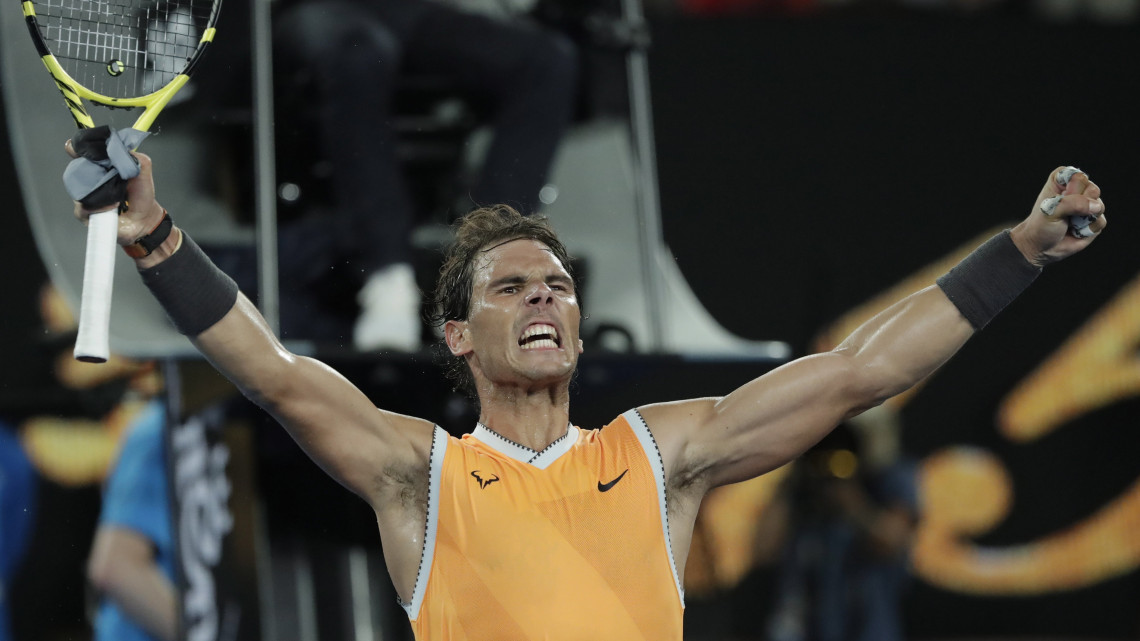 A spanyol Rafael Nadal, miután 6:2, 6:4, 6:0 arányban legyőzte a görög Sztéfanosz Cicipászt az ausztrál nemzetközi teniszbajnokság férfi egyesének elődöntőjében Melbourne-ben 2019. január 24-én.