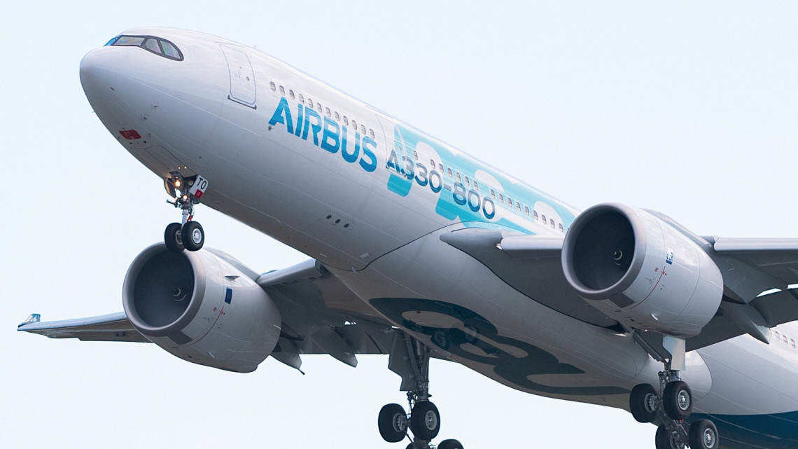 Először emelkedik a magasba összeszerelés után az új generációs Airbus A330-800-as repülőgép a délnyugat-franciaországi Toulouse-ban 2018. november 6-án.