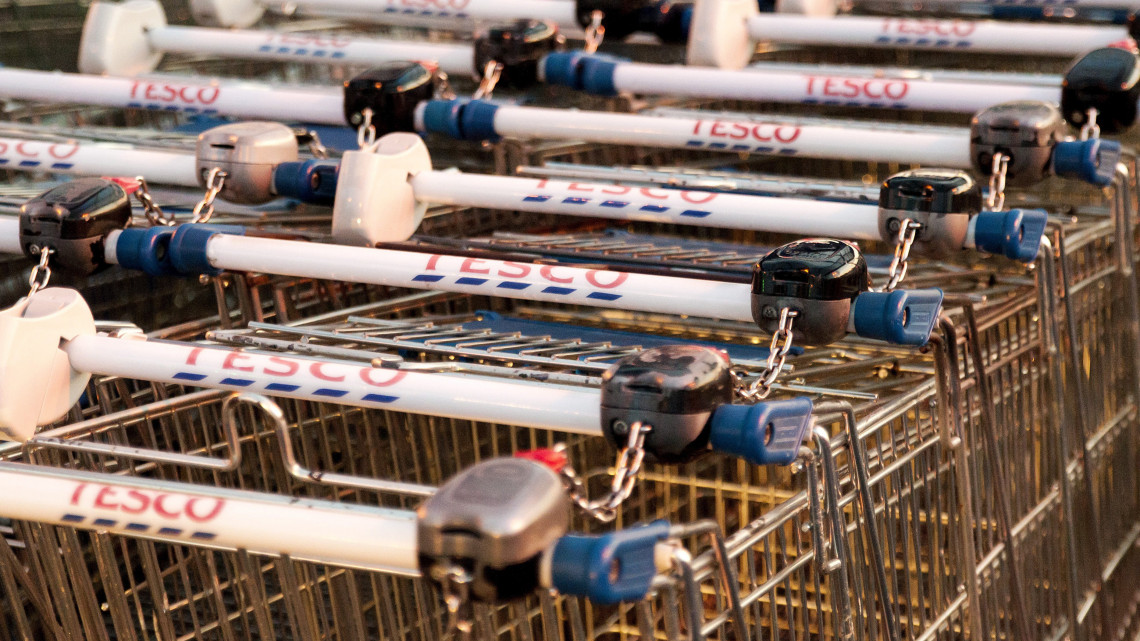 Bevásárlókocsik a győri Tesco hipermarket áruház előtt 2017. szeptember 8-án. Az áruházlánc sajtóosztályának tájékoztatás szerint az áruházak többsége a dolgozók egy részének sztrájkja ellenére továbbra is nyitva tart.