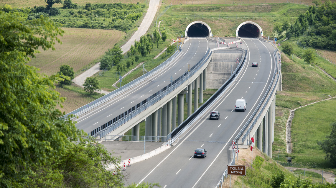 Az M6-os autópálya B jelzésű alagútja Bátaszék közelében 2018. május 13-án.