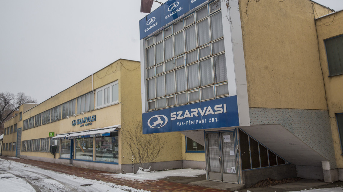 A Szarvasi Vas-Fémipari Zrt. üzeme és boltja Szarvason 2019. január 25-én. Az ötvenes évek óta működő gyár befejezi termelését. A társaság nem tudja elkerülni a teljes létszámleépítést, több mint négyszáz embernek mondtak fel - közölte a cég a Klubrádióval.