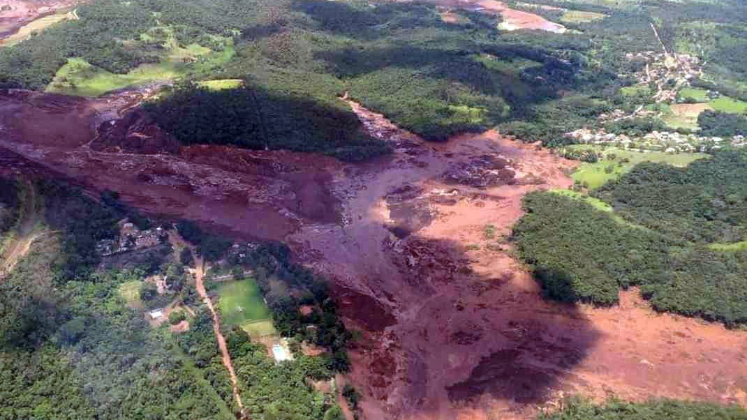A brazíliai Minas Gerais állam tűzoltósága által közreadott kép egy iszappal elöntött földterületről Brumadinho településen 2019. január 25-én, miután a Vale SA vállalat vasércbányájánál átszakadt egy zagytározó gát. Az iszapözönben legalább kétszáz ember eltűnt. Az Ibama nevű brazil környezetvédelmi ügynökség közlése szerint a zagytározó 1 millió köbméter iszapot tárolt.