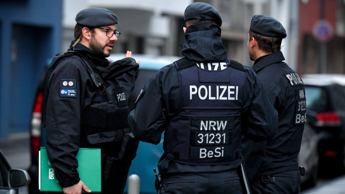 Német rendőrök intézkednek a kölni főpályaudvar közelében, ahol lövöldözés történt egy nagyszabású rendőri művelet közben 2019. január 4-én. Részletekről egyelőre nem tudni.