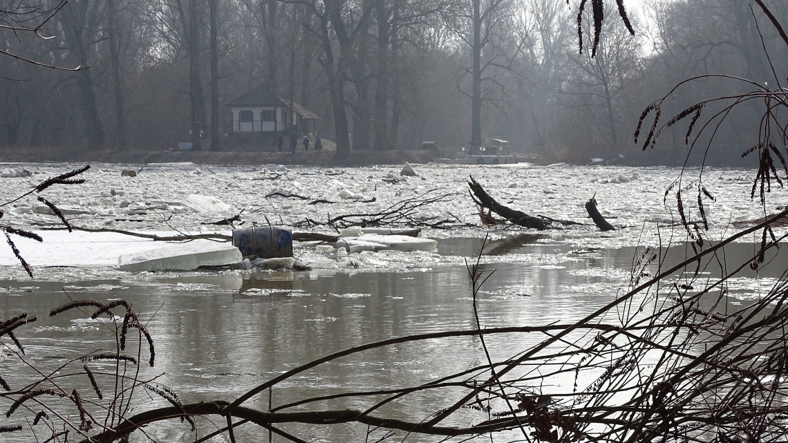 A Tiszakécske és Tiszabög térségében felgyülemlett, a tiszai árhullámmal meginduló jég 2017. február 18-án. Már csak a Tiszán van harmadfokú árvízvédelmi készültség, összesen 292 kilométeren, a jégtorlasz aktuális helyzete miatt.