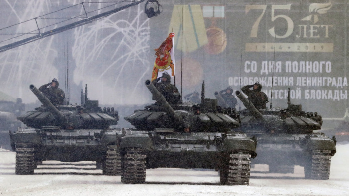 Dübörögtek a tankok Szentpéterváron