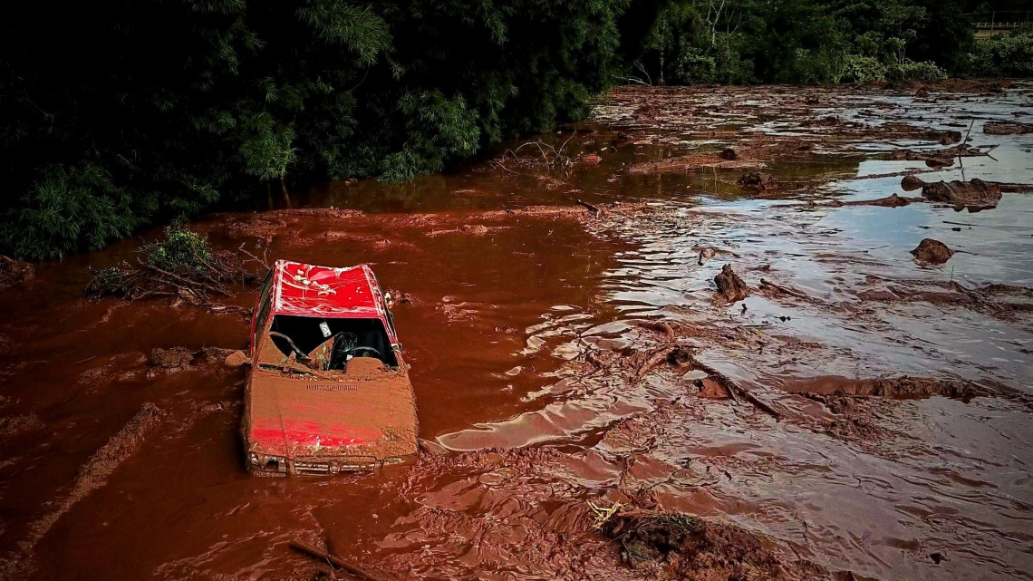 Iszaptengerben rekedt jármű a brazíliai Brumadinho településen 2019. január 25-én, miután a Vale SA vállalat vasércbányájánál átszakadt egy zagytározó gát. A katasztrófának kilenc halálos áldozata van, mintegy 300 embert eltűntként tartanak számon. Az Ibama nevű brazil környezetvédelmi ügynökség közlése szerint a zagytározó 1 millió köbméter iszapot tárolt. A Vale SA a világ legnagyobb vasérckitermelője és vasexportőre.
