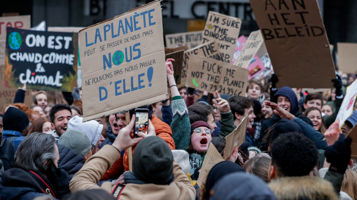 Fiatalok tüntetnek a klímaváltozás elleni küzdelem fokozásáért Brüsszelben 2019. január 24-én. A Youth for Climate nevű mozgalom által kezdeményezett demonstráción mintegy 35 ezren vettek részt.