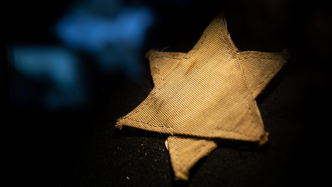 Sárga csillag a Páva utcai Holokauszt Emlékközpont állandó kiállításán 2019. január 24-én. Az Auschwitz-Birkenau náci koncentrációs tábor felszabadításának 60. évfordulóján, 2005-ben az ENSZ Közgyűlése január 27-ét a holokauszt áldozatainak nemzetközi emléknapjává nyilvánította.