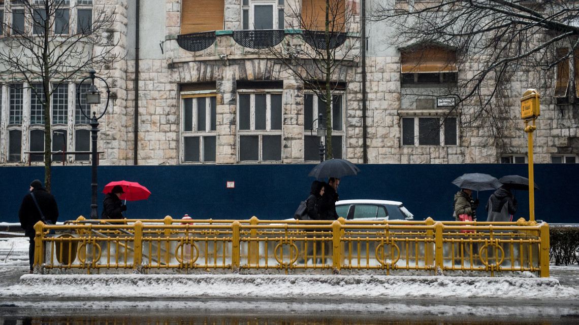 Gyalogosok az ónos esőben Budapesten, az Andrássy úton 2017. február 1-jén.