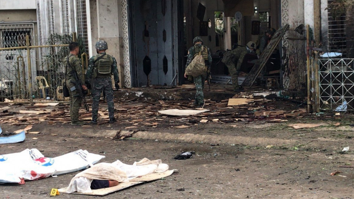 Fülöp-szigeteki katonák a Sulu tartomány fővárosában, Jolóban lévő katolikus templomnál, ahol két pokolgép robbant 2019. január 27-én. Az első robbanószerkezet a mise alatt, a második a mentés megkezdését követően a templom parkolójában robbant fel. A merényleteknek legkevesebb 27 halálos áldozata és 77 sebesültje van.
