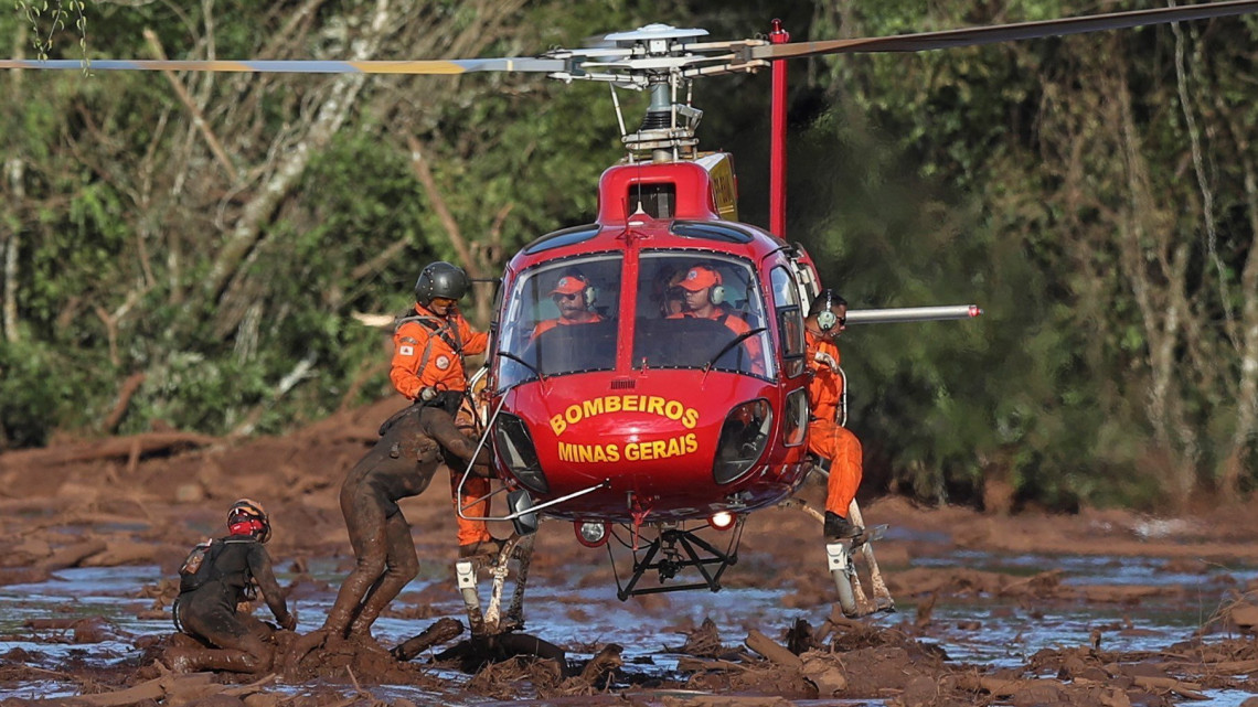 Tűzoltók kutatnak az áldozatok után a brazíliai Brumadinho település közelében történt gátszakadás helyszínén 2019. január 27-én. Két nappal korábban a Vale SA vállalat vasércbányájánál átszakadt egy zagytározó gát. A katasztrófának legkevesebb 58 halálos áldozata van, mintegy 300 embert eltűntként tartanak számon. Az Ibama nevű brazil környezetvédelmi ügynökség közlése szerint a zagytározó 1 millió köbméter iszapot tárolt. A Vale SA a világ legnagyobb vasérckitermelője és vasexportőre.