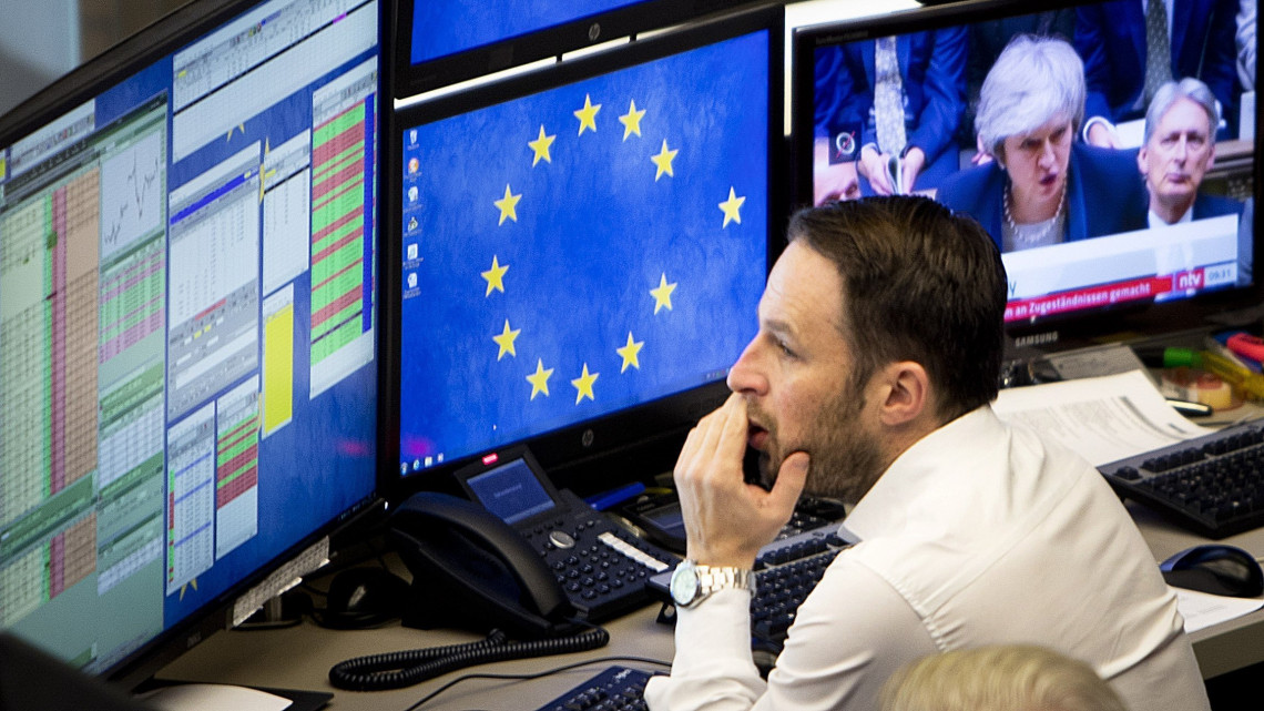 A Nagy-Britannia Európai Unióból való kilépésével kapcsolatos tudósítás a Frankfurti Értéktőzsde egyik alkusza mögötti képernyőn 2019. január 16-án. Az előző nap a brit parlamenti képviselők nagy többsége elutasította a brit EU-tagság megszűnésének feltételrendszeréről az Európai Unióval kötött megállapodást.