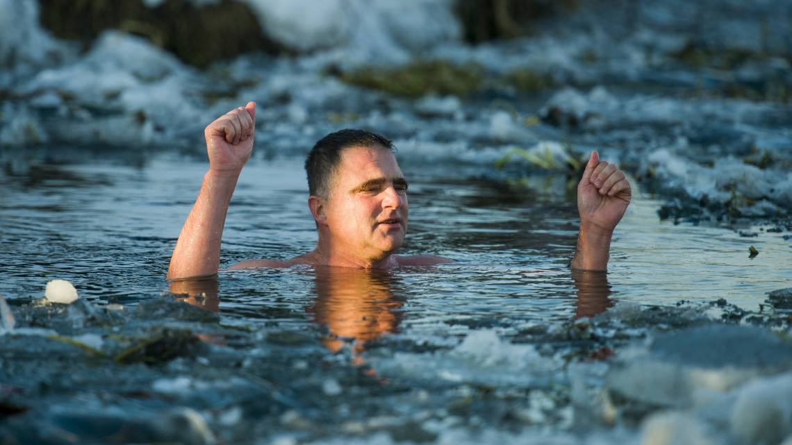 Schirilla György a Zagyva folyóban a Heves jeges életmód-találkozón Hatvanban 2017. január 15-én.