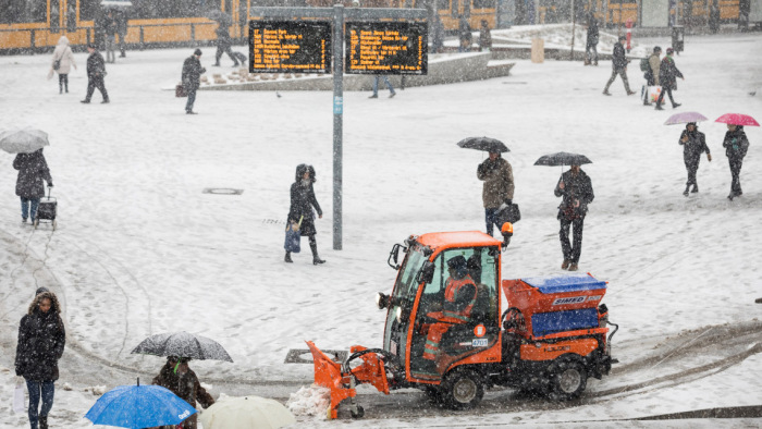 Eltűnik a romboló téli sózás Budapest közterületeiről