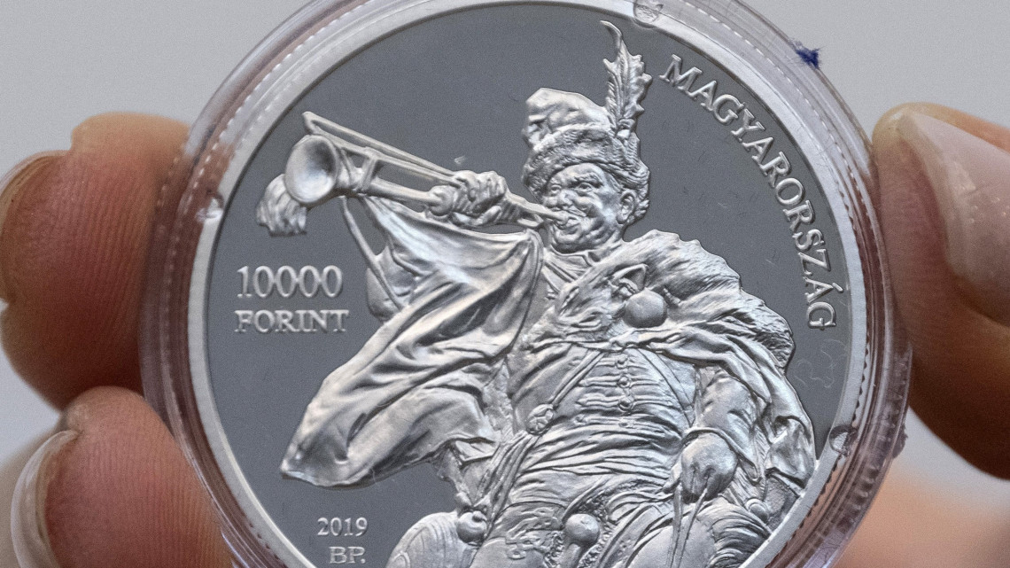 A Benczúr Gyula születésének 175. évfordulója tiszteletére készült tízezer forint névértékű ezüst emlékérme előoldala a hivatalos kibocsátási ünnepségen a Magyar Nemzeti Galériában 2019. január 28-án.