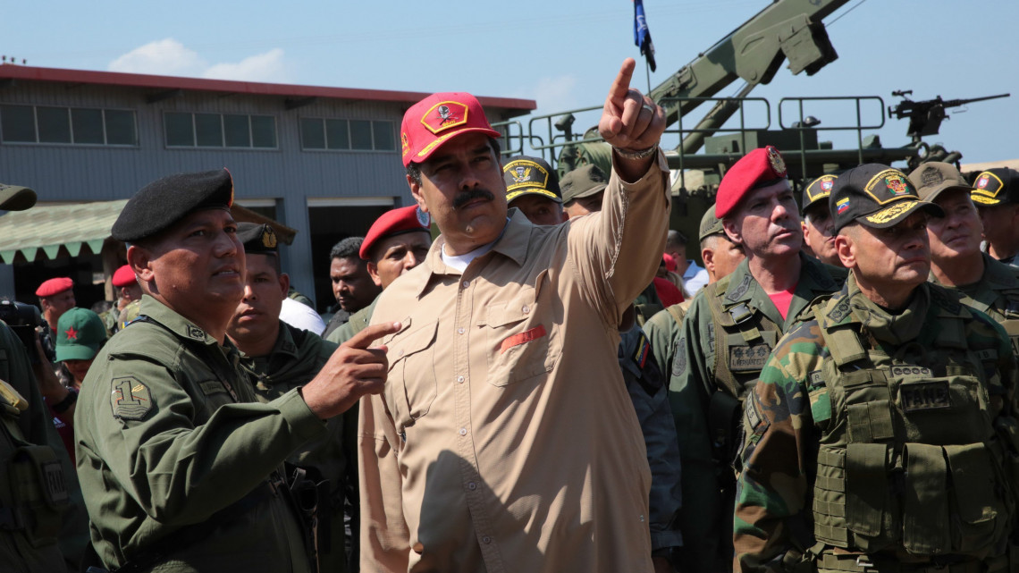 A Miraflores Elnöki Sajtóiroda által közreadott képen Nicolás Maduro venezuelai elnök (k) érkezik egy hadgyakorlatra Caracasban 2019. január 27-én. Juan Guaidó négy nappal korábban nyilvánította magát Venezuela ideiglenes elnökévé a hivatalban lévő államfő, Nicolás Maduro elleni nagyszabású tüntetésen. Maduro és Guaidó jelenleg a fegyveres erők támogatását igyekeznek megnyerni maguknak, mivel Venezuelában a hadsereg feletti ellenőrzés jelenti a hatalom kulcsát.