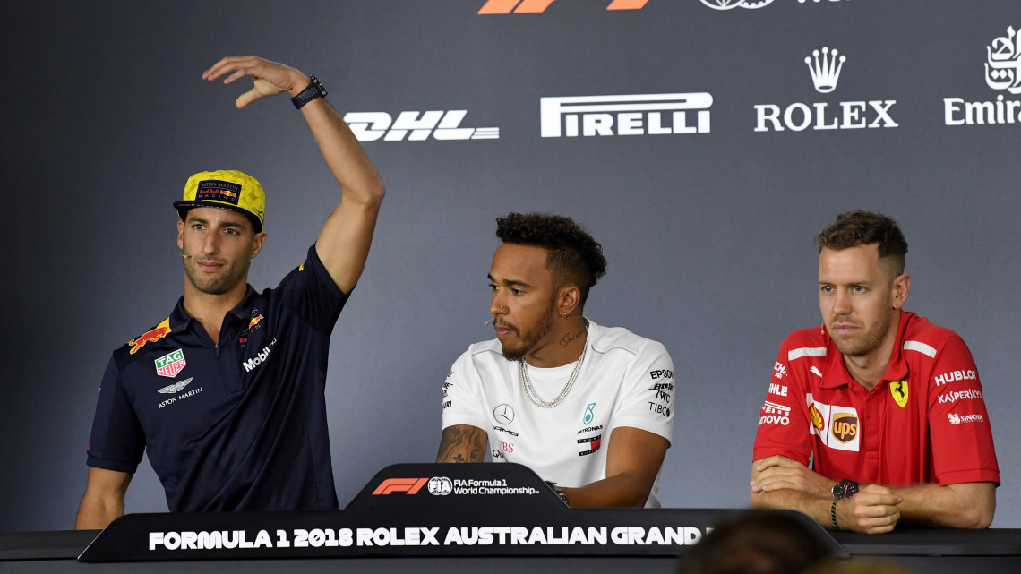 Melbourne, 2018. március 22.Az ausztrál Daniel Ricciardo, a Red Bull, a brit Lewis Hamilton, a Mercedes és a német Sebastian Vettel, a Ferrari versenyzője (b-j) sajtótájékoztatót tart a melbourne-i Albert Park-i versenypályáján 2018. március 22-én, három nappal a Forma-1-es autós gyorsasági világbajnokság idénynyitó futama, az Ausztrál Nagydíj előtt. (MTI/EPA/Joe Castro)
