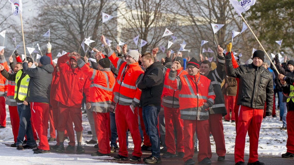 Dolgozók az Audi Hungária Független Szakszervezet (AHFSZ) által meghirdetett egyhetes sztrájk megkezdésén a győri Audi Hungaria Zrt. gyárudvarán 2019. január 24-én. A szakszervezet 168 órás sztrájkot hirdetett a sikertelen bértárgyalások miatt.