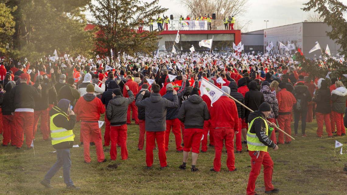 Az Audi Hungária Független Szakszervezet (AHFSZ) által január 24-én meghirdetett sztrájkban résztvevő dolgozók a győri Audi Hungaria Zrt. gyárudvarán 2019. január 29-én. A szakszervezet a sikertelen bértárgyalások miatt hirdetett sztrájkot.