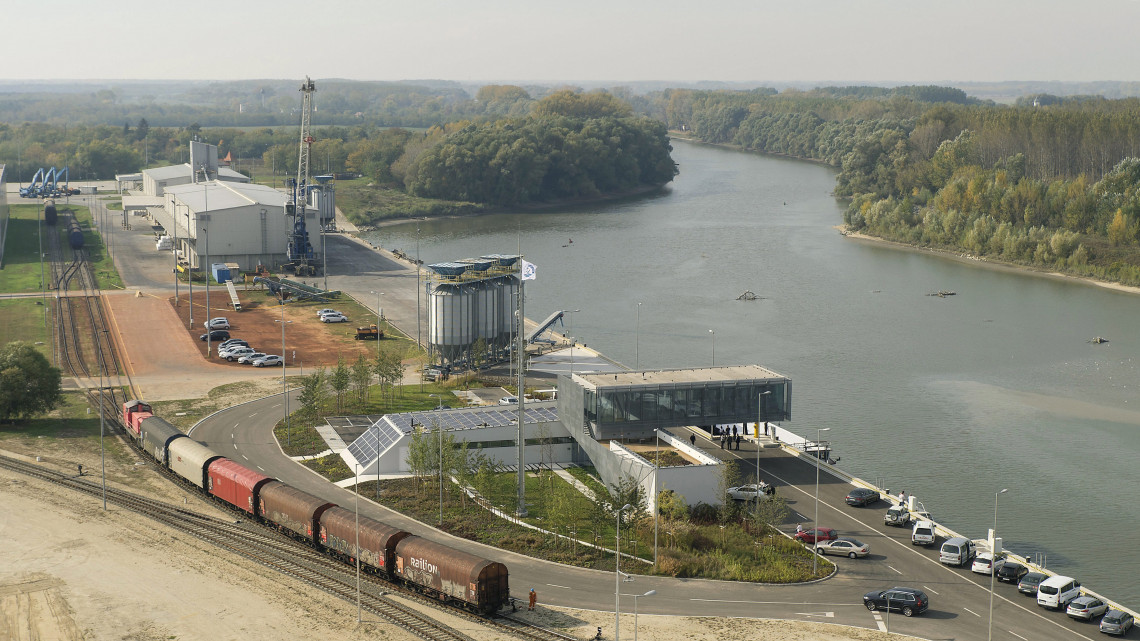 Tehervonat közlekedik a Győr-Gönyű országos közforgalmú kikötőnél 2017. október 18-án. Átadták a nyolcmilliárd forint állami támogatásból megvalósult kikötőt, amely a nyugat-dunántúli régió legnagyobb intermodális központja.