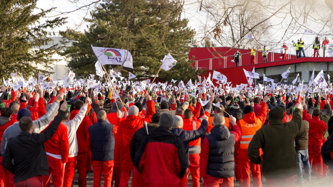 Az Audi Hungária Független Szakszervezet (AHFSZ) által január 24-én meghirdetett sztrájkban résztvevő dolgozók a győri Audi Hungaria Zrt. gyárudvarán 2019. január 29-én. A szakszervezet a sikertelen bértárgyalások miatt hirdetett sztrájkot.