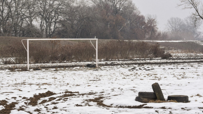 Az árvízi védekezés áldozatává válik egy futballpálya