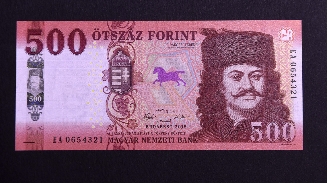 Az új 500 forintos bankjegy a Magyar Nemzeti Bank (MNB) Teátrumában tartott sajtótájékoztatón 2018. július 3-án. Az MNB 2014-ben megkezdett bankjegycsereprogramja hamarosan lezárul, a sorozat utolsó elemeként megújult az 500 forintos is. A most használatos 500 forintos bankjegyekkel 2019. október 31-ig lehet fizetni.