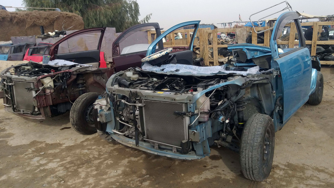 Összeszerelésre váró import japán használt autók egy telepen, a dél-afganisztáni Helmand tartományban 2019. január 31-én. Afganisztánba nagy mennyiségben szállítanak japán gyártmányú üzemképes személygépkocsikat szétszerelt állapotban, a vámszabályozást megkerülendő. Az országba darabokban behozott járműveket helyi műhelyekben ismét összeszerelik, és normál piaci áron értékesítik.