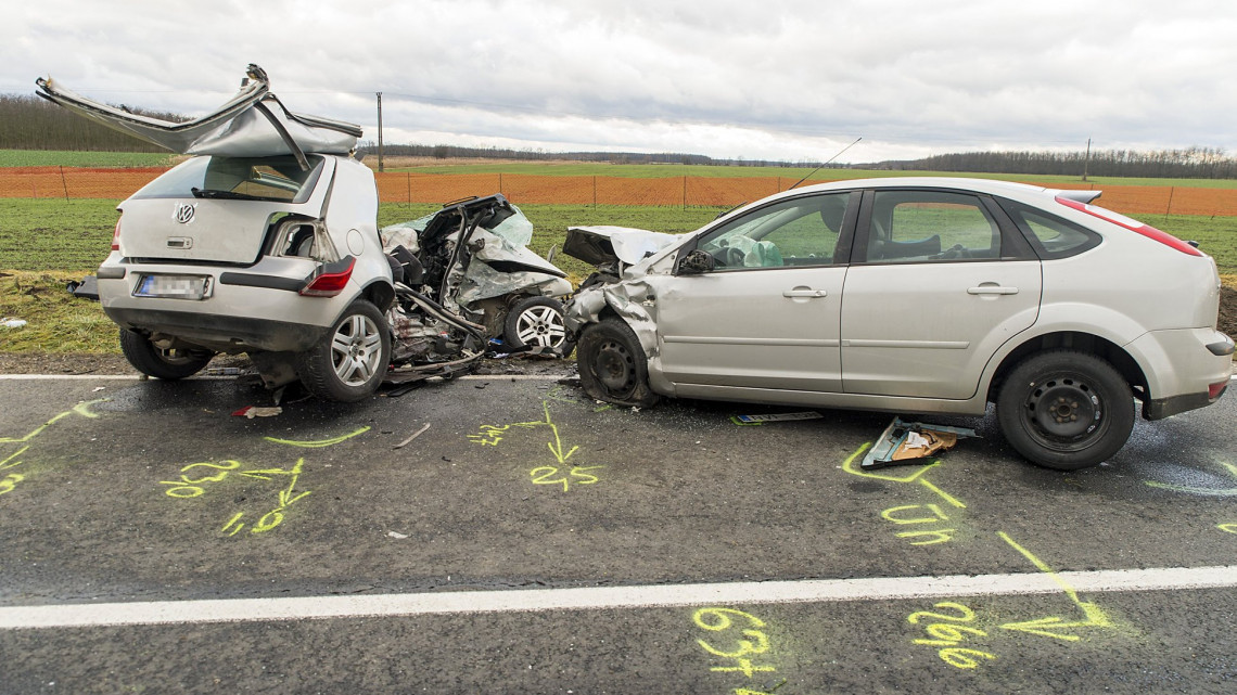 Ütközésben összetört személygépkocsik a 83-as főúton Győr és Győrszemere között 2018. december 24-én. A balesetben két ember a helyszínen meghalt, többen megsérültek.