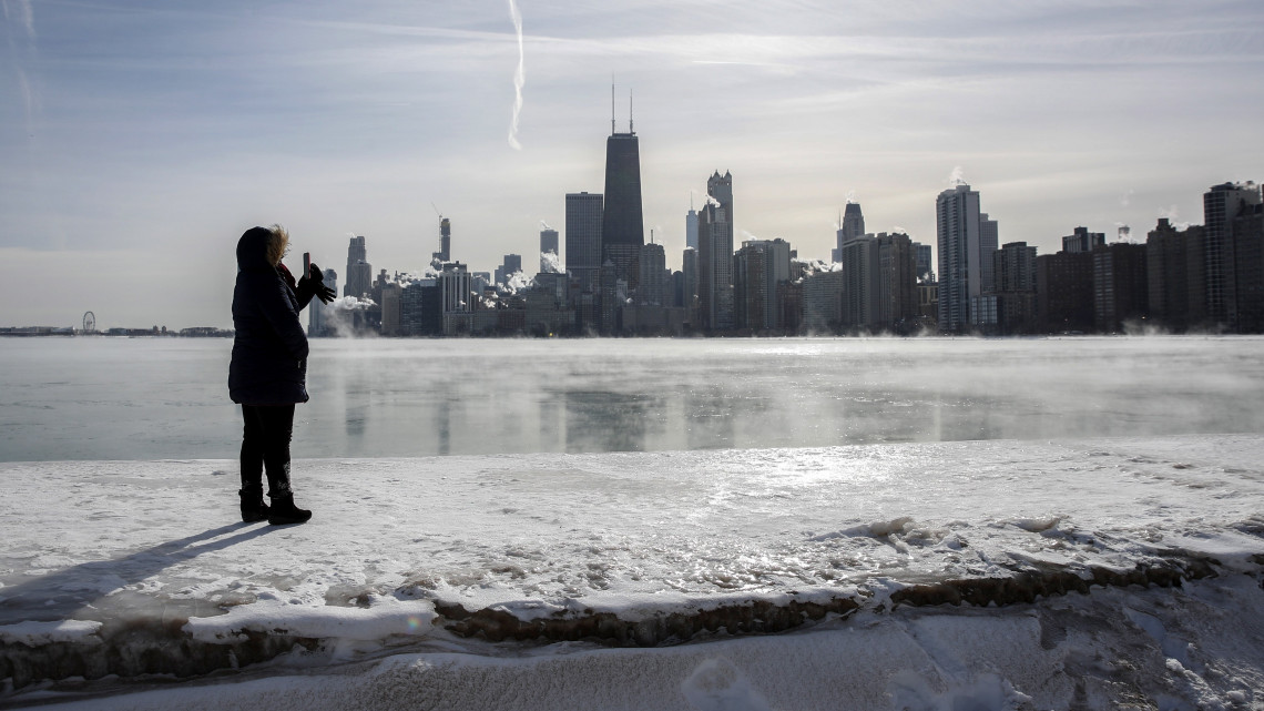 A Michigan-tó partján fényképez egy nő Chicagóban 2019. január 31-én. Az Egyesült Államok nagy részét uraló sarkvidéki hideghullám következtében eddig 14 ember vesztette életét.
