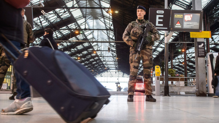 Terrorfenyegetések sorozata bénítja meg Franciaoszágot