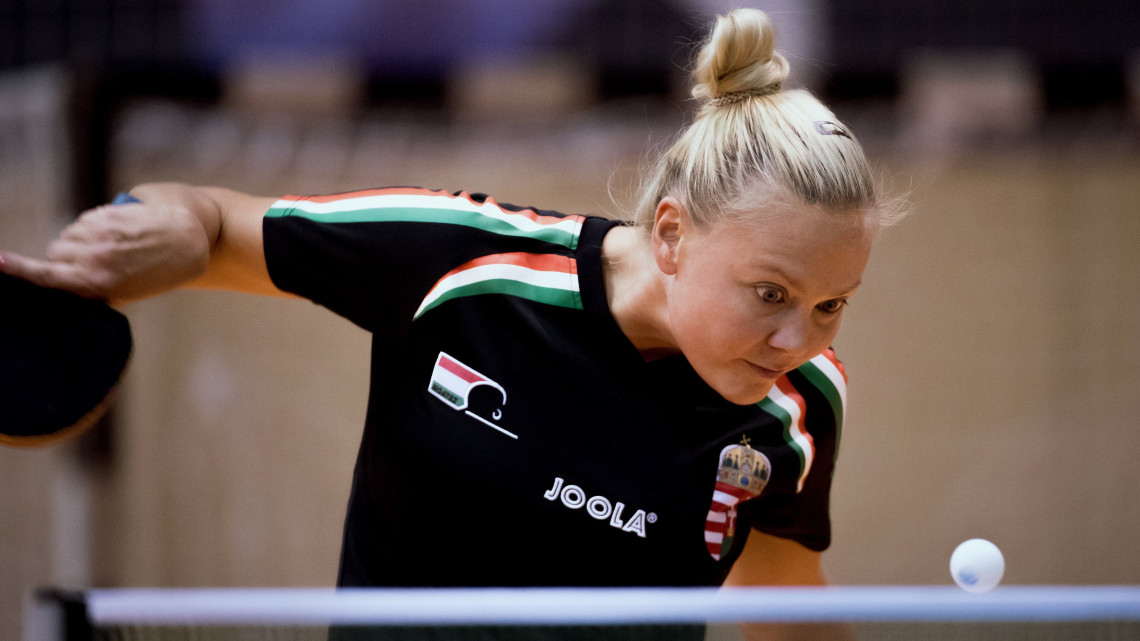 Póta Georgina játszik a svéd Matilda Ekholm ellen az asztalitenisz Európa-bajnokság női selejtezőjében a Budaörsi Sportcsarnokban 2017. január 24-én.