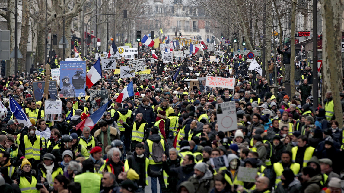 A francia kormány szociális és adópolitikáját ellenző sárgamellényesek tüntetnek Párizsban 2019. február 2-án. Az üzemanyagadó emelése ellen 2018. novemberben létrejött sárgamellényes mozgalom azóta több szociális jellegű követelést fogalmazott meg és az államfő távozását követeli.