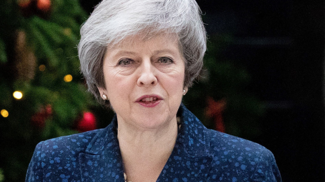 Theresa May brit miniszterelnök sajtónyilatkozatot tesz a kormányfői rezidencia, a Downing Street 10. előtt 2018. december 12-én, nem sokkal azután, hogy a Konzervatív Párt illetékes bizottságának vezetője bejelentette: összegyűlt a kormányfő elleni bizalmi szavazás kiírásához szükséges számú képviselői beadvány.