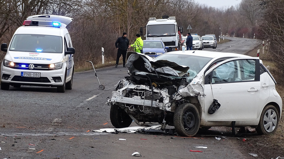 Sarkad, 2019. február 3.
Ütközésben összetört személygépkocsi Gyula és Sarkad között 2019. február 3-án. A 4219-es számú úton két személyautó ütközött, a balesetben az egyik járművezető a helyszínen meghalt.
MTI/Donka Ferenc