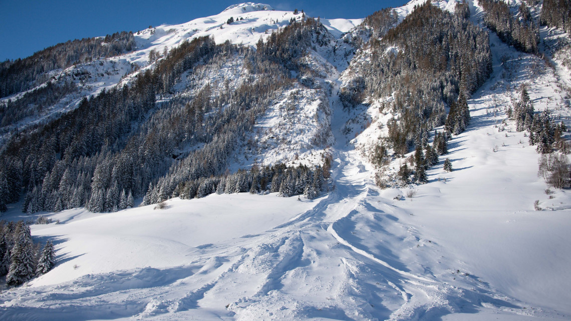 Lezúdult lavina az ausztriai Tirol tartományban lévő Ischgl település közelében 2019. január 15-én. Az ismétlődő nagy hóesés súlyos gondokat okoz a közlekedésben Ausztria nagy részében. Ausztria Voralberg és Tirol tartományában a legmagasabb szintű lavinaveszély van érvényben.