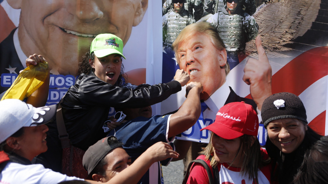 Nicolás Maduro hivatalban levő venezuelai elnök támogatói tüntetnek Caracasban 2019. február 2-án. Január 23-án az ellenzékhez tartozó Juan Guaidó parlamenti elnök ideiglenes államfővé nyilvánította magát, és az Egyesült Államok, valamint több térségbeli ország elismerte őt venezuelai elnökként.