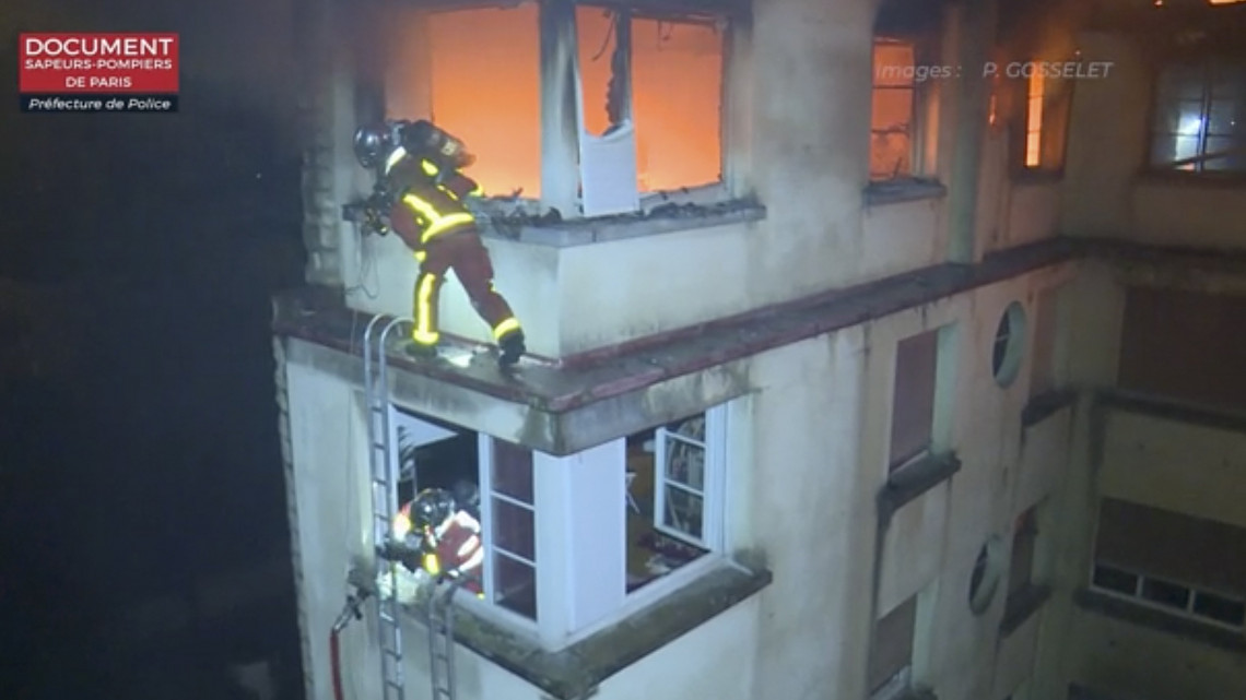 A párizsi tűzoltóság videofelvételről készített képén kigyulladt lakóépületet oltanak az állomány tagjai a francia fővárosban 2019. február 5-én hajnalban. Az egyelőre ismeretlen eredetű tűz miatt legkevesebb heten életüket vesztették, egy ember súlyosan, további 27 könnyebben megsérült.