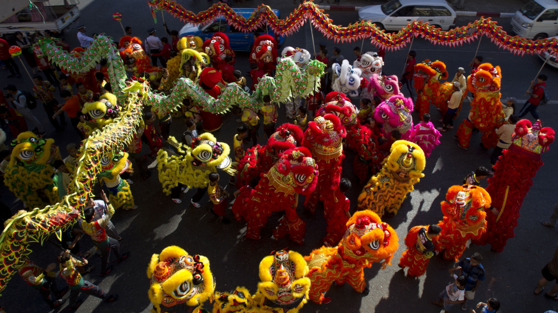 Sárkánytáncot járó táncosok a kínai holdújév alkalmából tartott ünnepségen a ranguni kínai negyedben 2019. február 5-én. A kínai holdnaptár szerint idén február 5-én köszönt be az új év, amely az állatövek szerint jelölt tizenkét esztendő közül a disznó éve lesz.