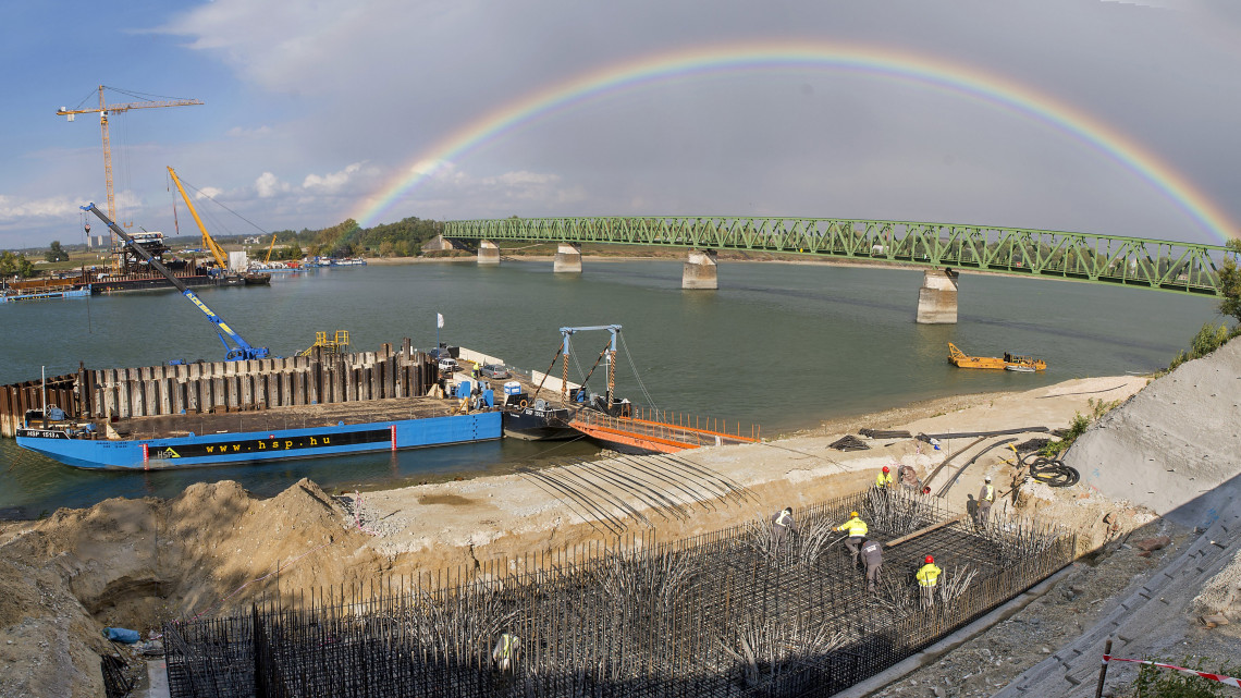 Az épülő új komáromi Duna-híd 2018. október 2-án. Jobbra a régi vasúti híd.