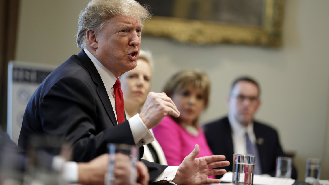 Donald Trump amerikai elnök szakértőkkel és kabinettagokkal egyeztet az embercsempészetről tartott tanácskozáson az elnöki rezidencián, a washingtoni Fehér Házban 2019. február 1-jén.