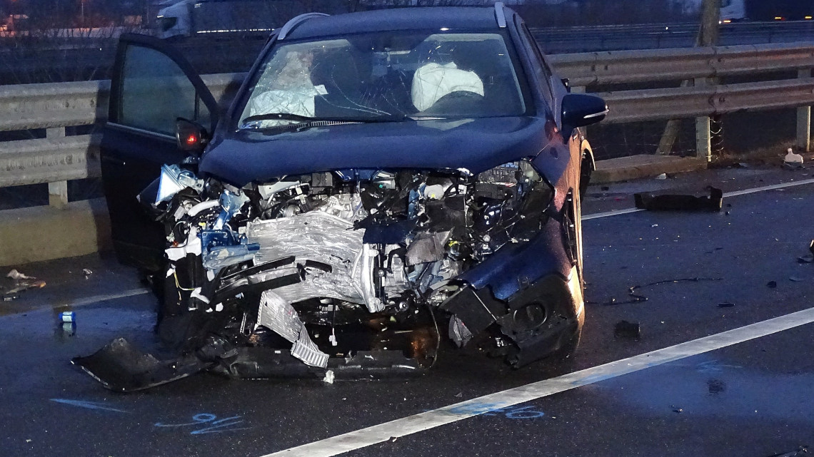 Összeroncsolódott személyautó az M5-ös autópálya Röszke felé vezető szakaszán, Kiskunfélegyháza közelében 2019. február 5-én. A jármű összeütközött egy másik autóval, a balesetben egy nő meghalt, egy utas súlyosan, egy pedig könnyebben megsérült.
