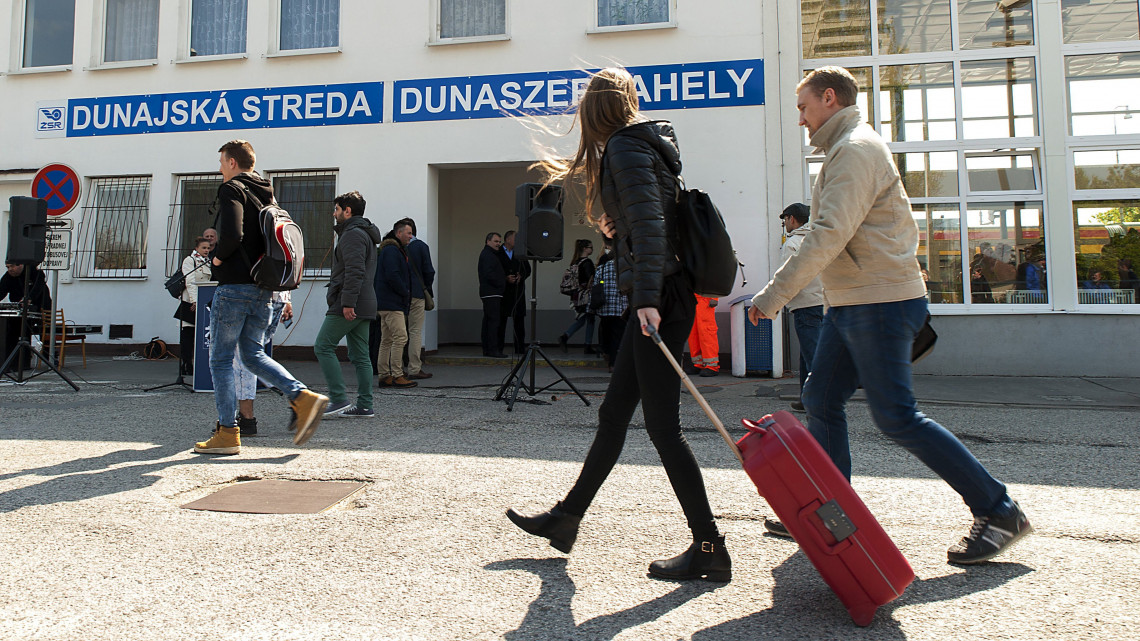 Kétnyelvű helységnévtábla a felvidéki Dunaszerdahely vasútállomásán 2017. április 21-én, az ünnepélyes leleplezés napján.
