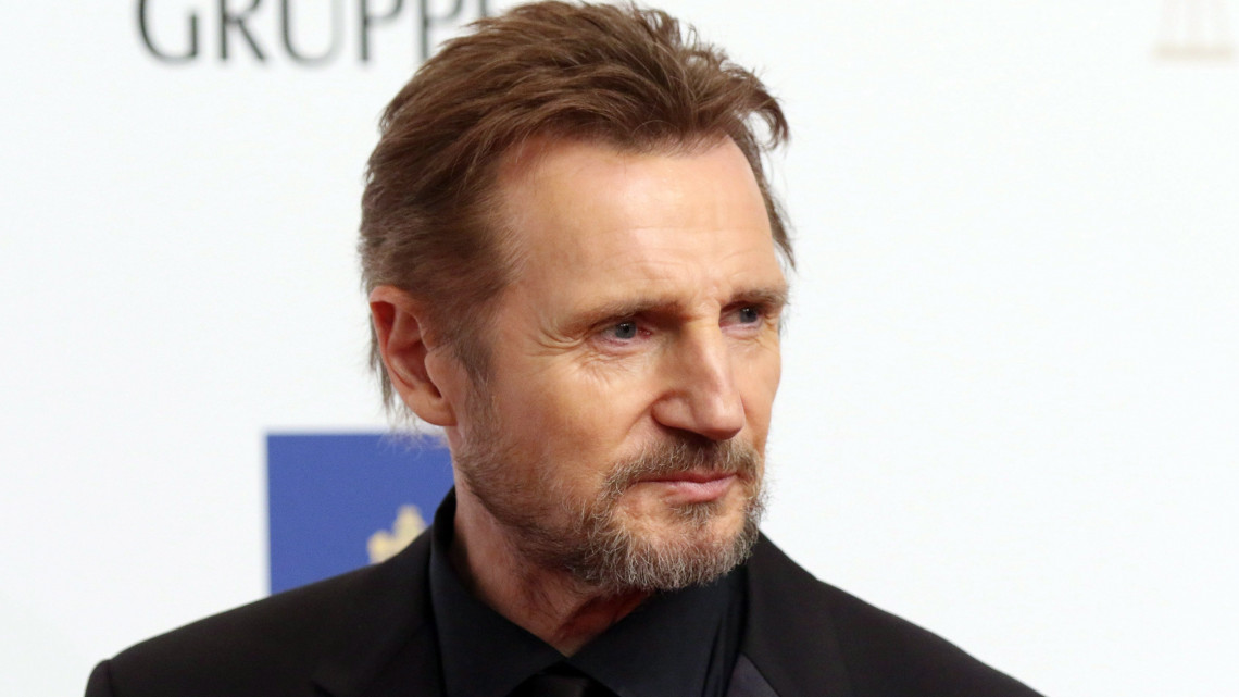 Hamburg, 2018. február 22.Liam Neeson ír színész érkezik az Aranykamera díjak 53. átadási ünnepségére Hamburgban 2018. február 22-én. (MTI/EPA/Focke Strangman)