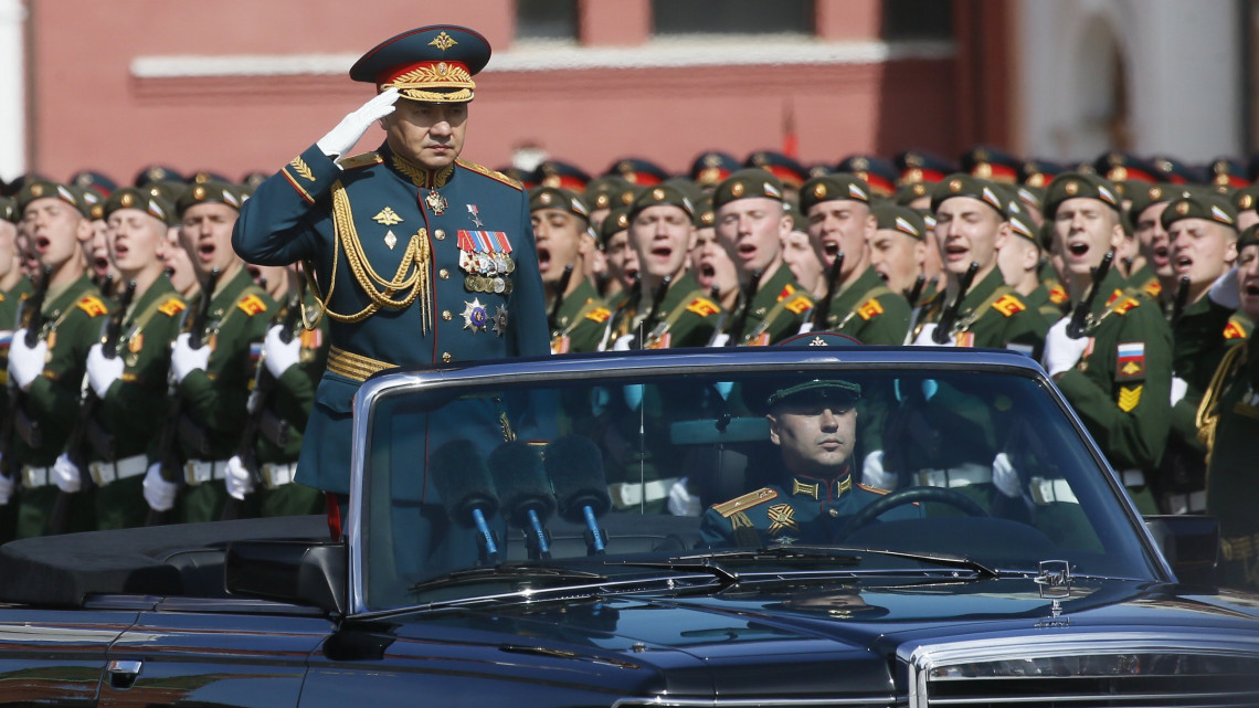 Moszkva, 2018. május 9.Szergej Sojgu orosz védelmi miniszter érkezik nyitott autóban a győzelem napi díszszemlére a moszkvai Vörös téren 2018. május 9-én. Oroszországban ezen a napon ünneplik a náci Németország felett a II. világháborúban aratott győzelem 73. évfordulóját. (MTI/EPApool/Makszim Sipenkov)